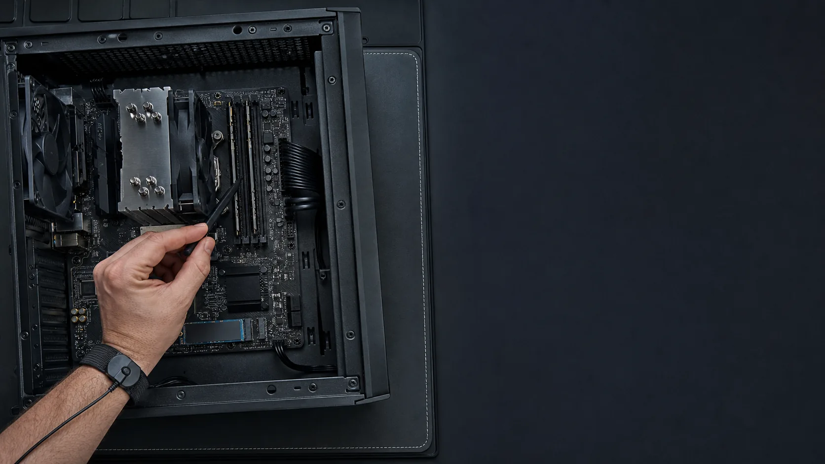 Techniker diagnostiziert Komponenten an einem geöffneten Desktop-PC